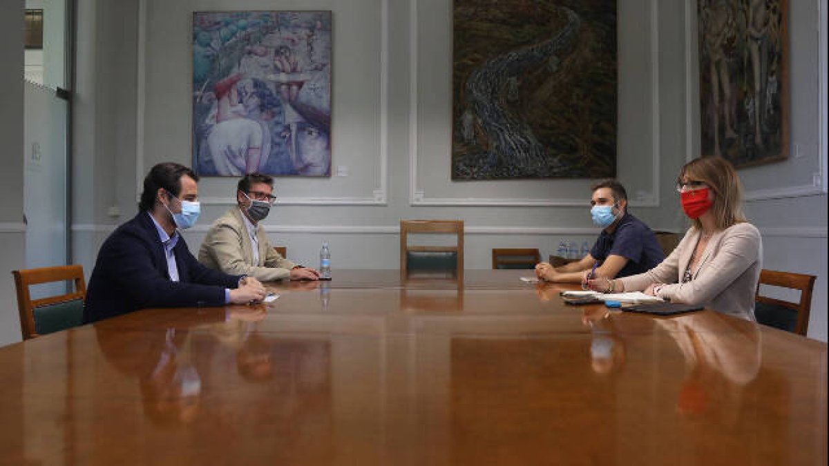 Los diputados Eduardo Dol-ón y Javier Rodríguez durante la reunión con los portavoces de PSOE y Compromís