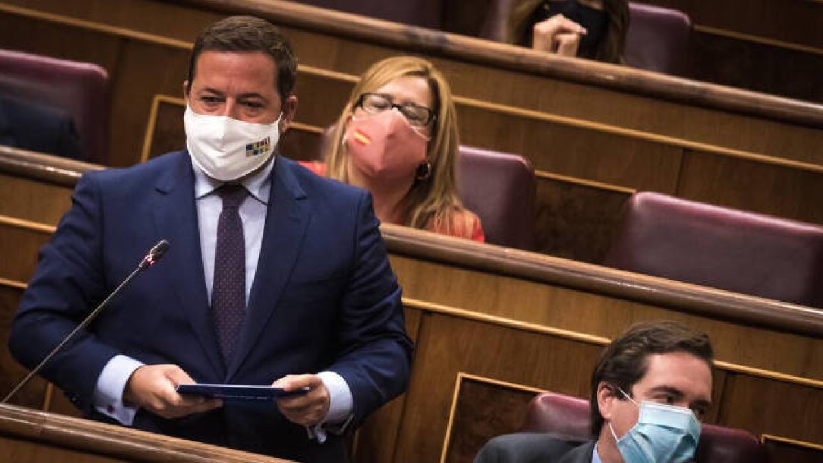 El diputado benidormí reprocha al gobierno su falta de implicación con el sector turístico