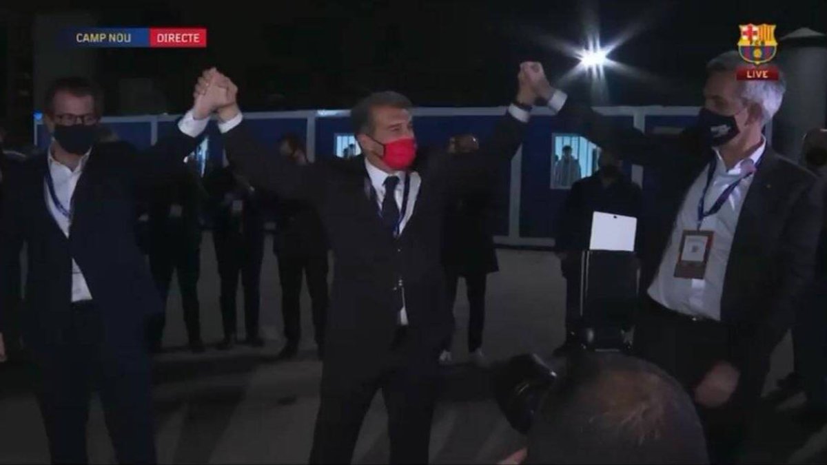 Joan Laporta celebra su triunfo, acompañado por los otros dos candidatos, Víctor Font y Toni Freixa.