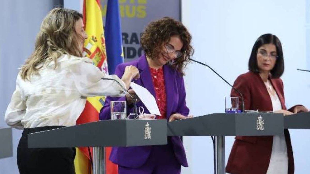 La ministra portavoz, este martes, entre las de Trabajo y Política Territorial.