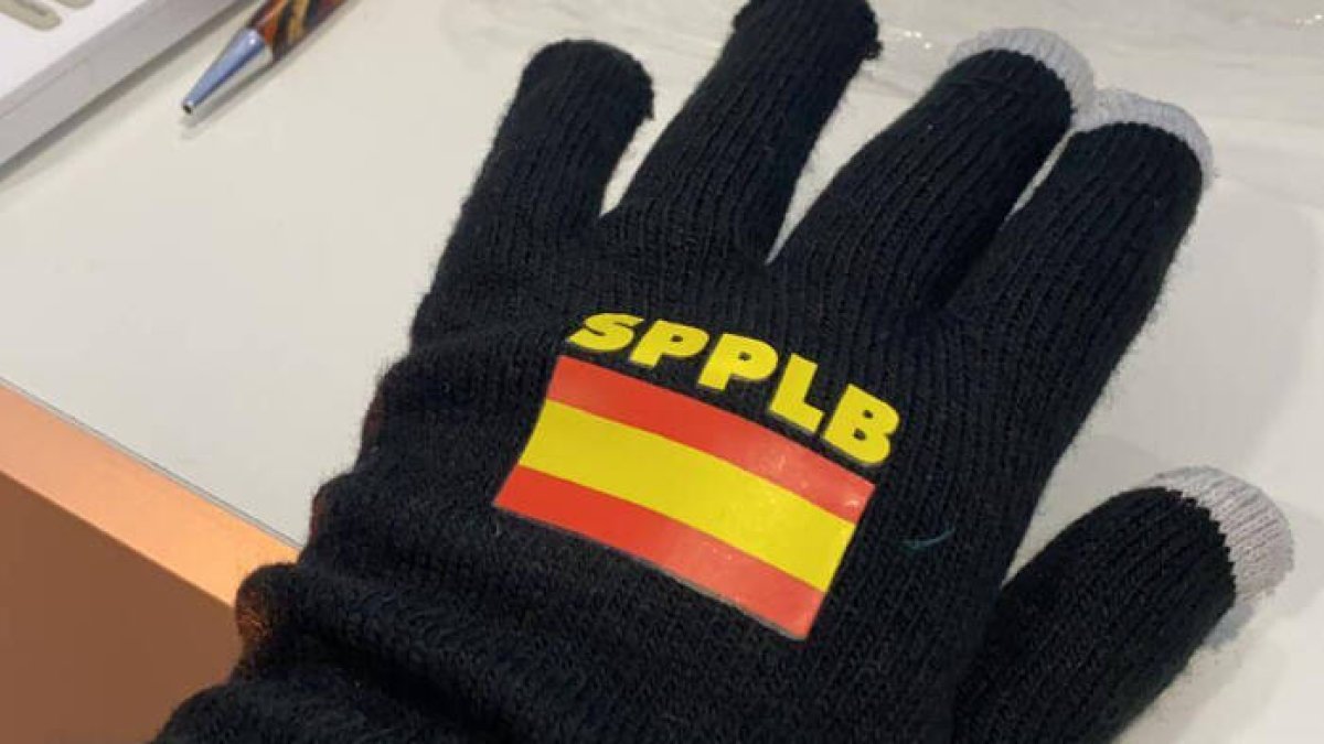 Bandera de España en guantes de la Policía tras prohibirla Ribó en la mascarilla