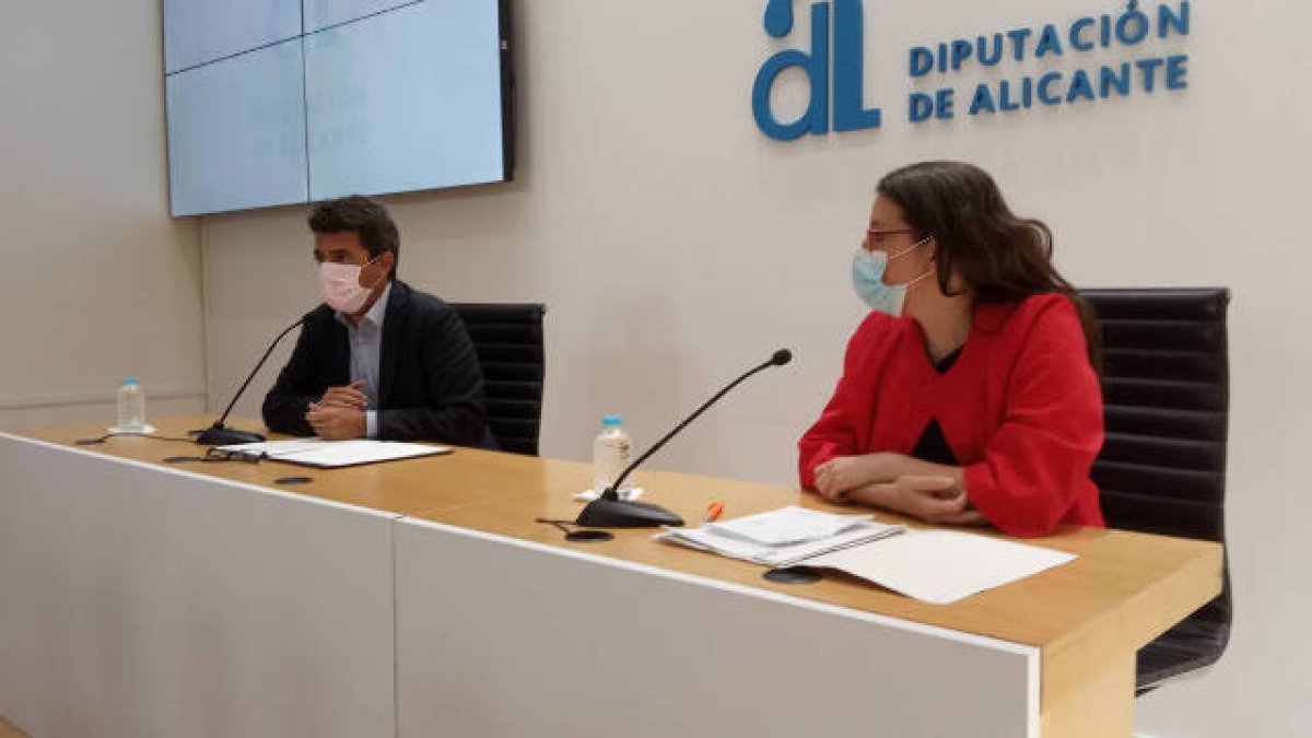 Carlos Mazón y Mónica Oltra sellaron este verano un acuerdo de transmisión de competencias impropias de la Diputación a la Generalitat