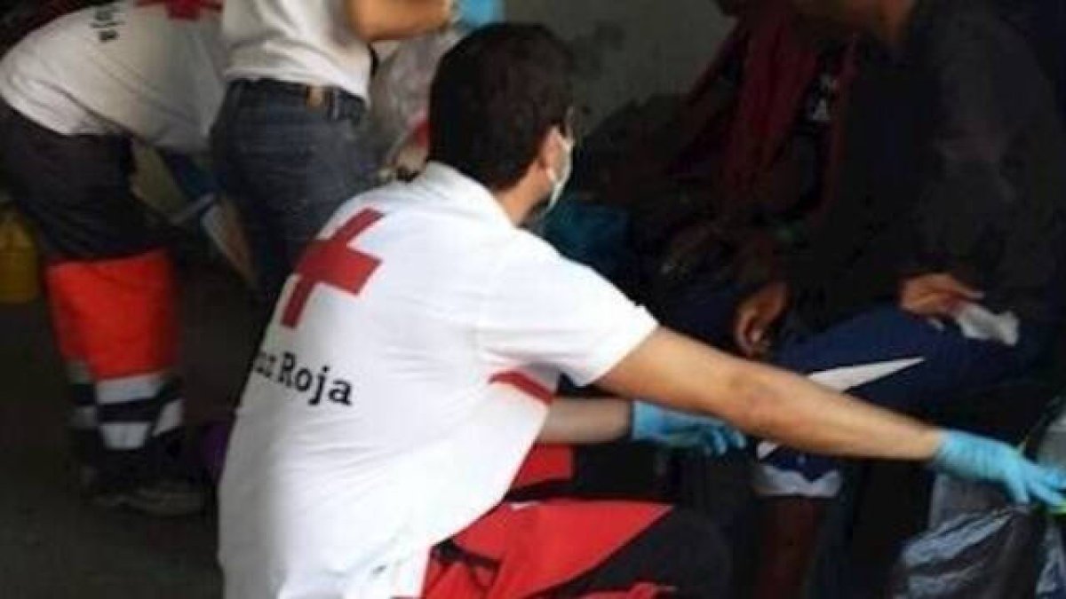 Imagen de archivo de Cruz Roja atendiendo a personas migrantes