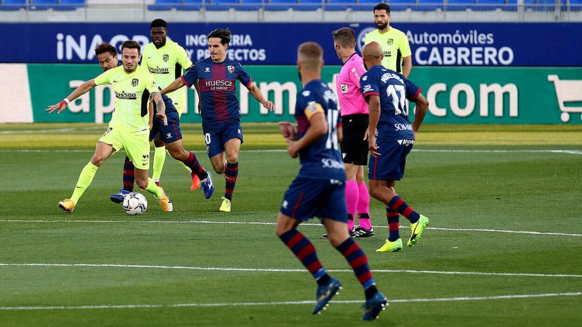 Saúl, rodeado de jugadores del Huesca.