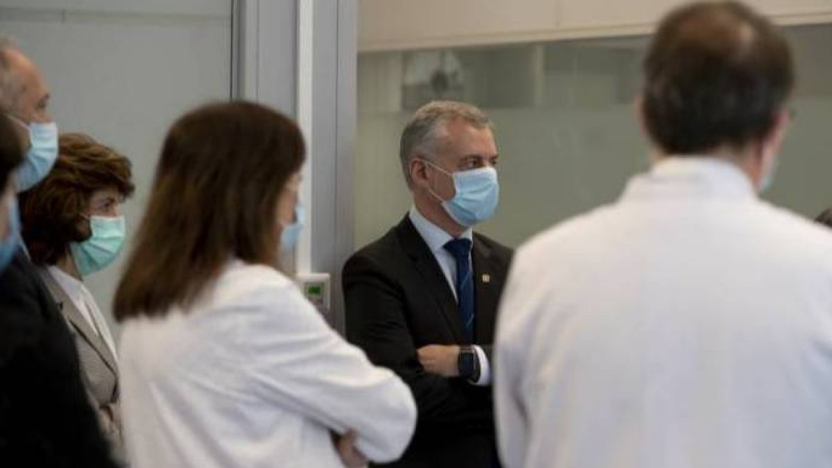 Urkullu, durante la visita a un hospital durante la pandemia.