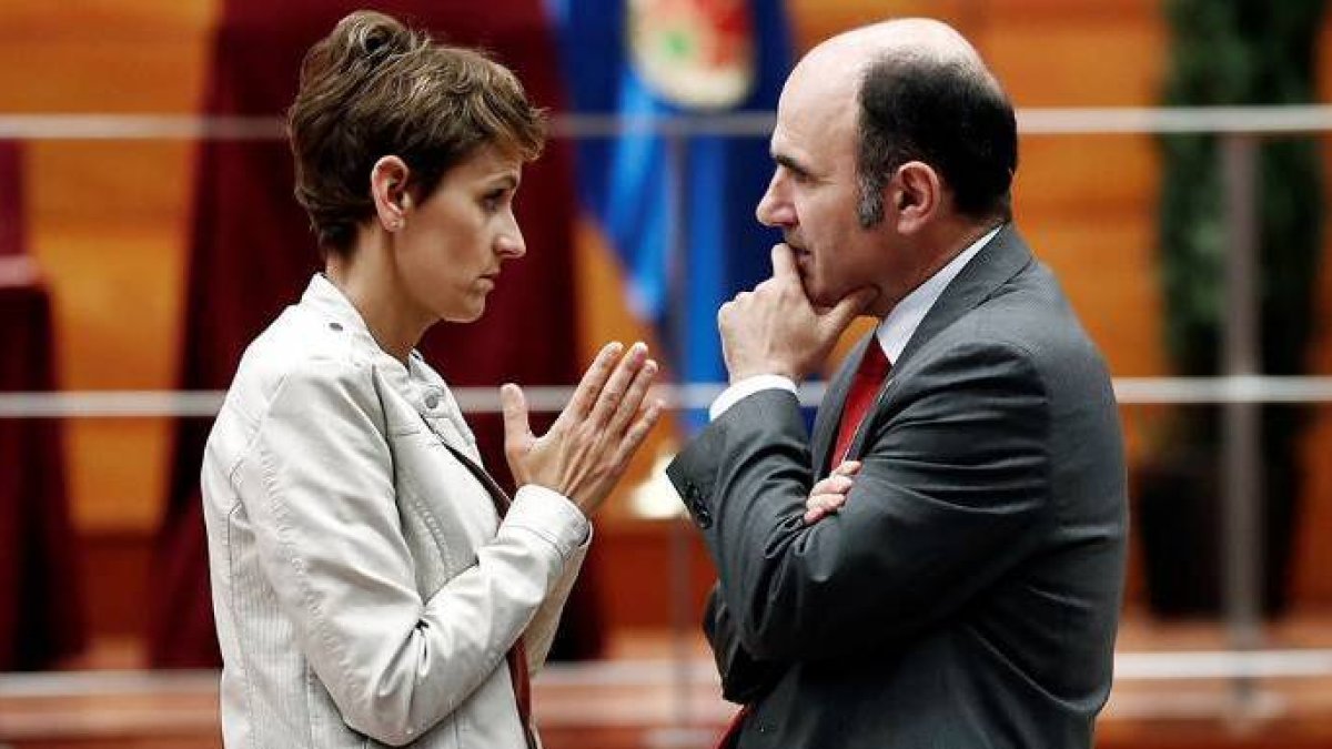 La presidenta socialista de Navarra junto a su consejero de Economía, Manu Aierdi, del PNV.