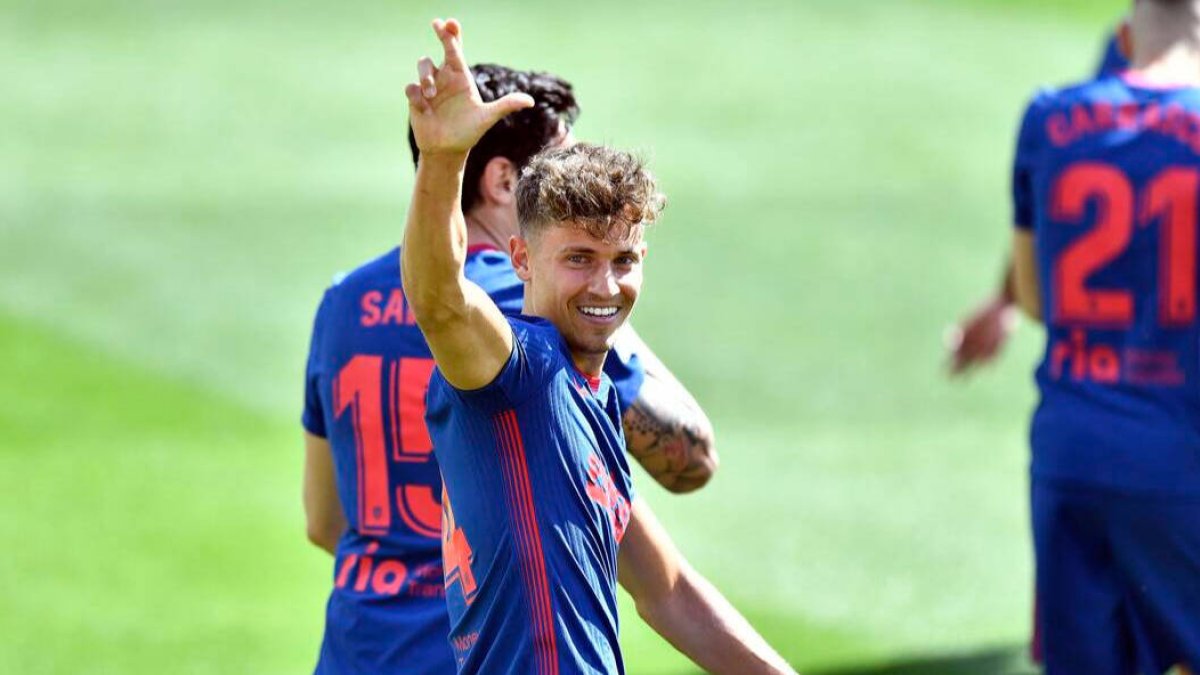 A Simeone solo le salva el palo y el Atleti se mantiene líder al ganar en Elche