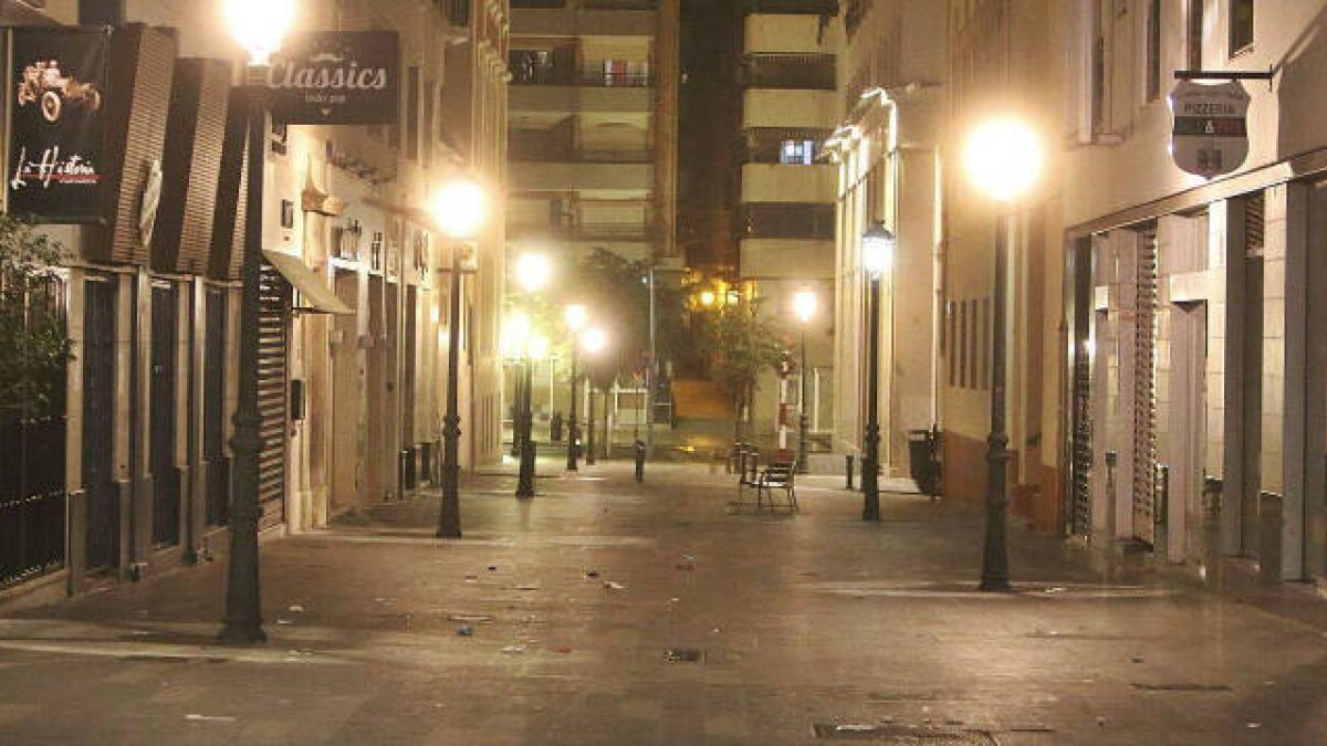 Calle vacía tras el toque de queda.