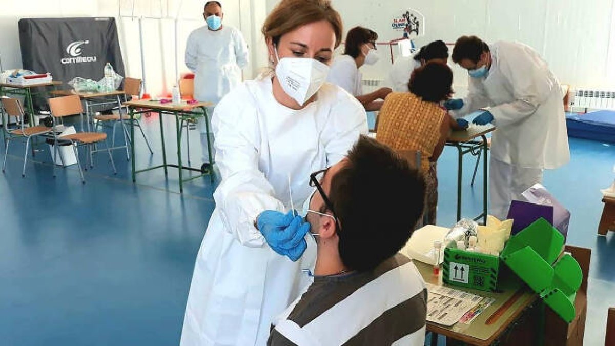 Sanitario practicando una prueba PCR