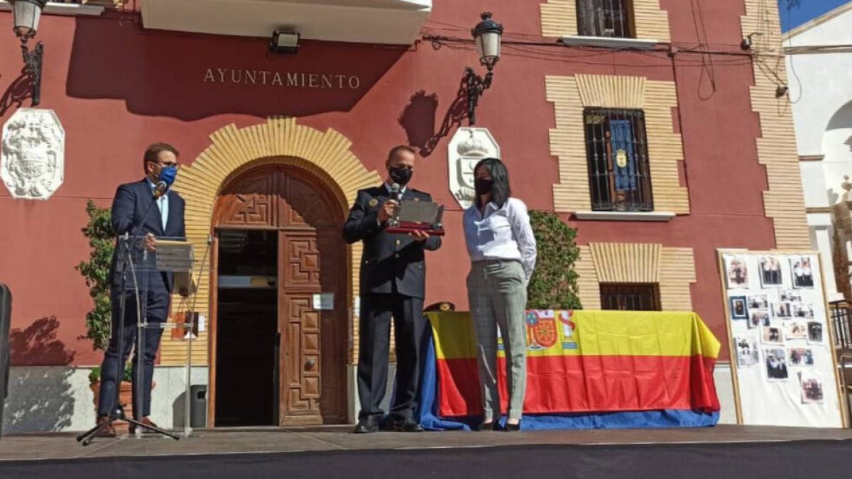 Antonio Ruiz Hernández ha recibido un homenaje en agradecimiento a sus años de servicio policial