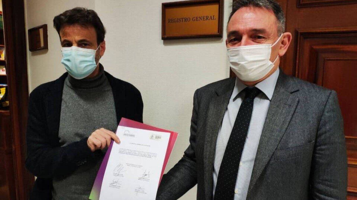 Enrique Santiago y Jaume Asens en el registro del Congreso.
