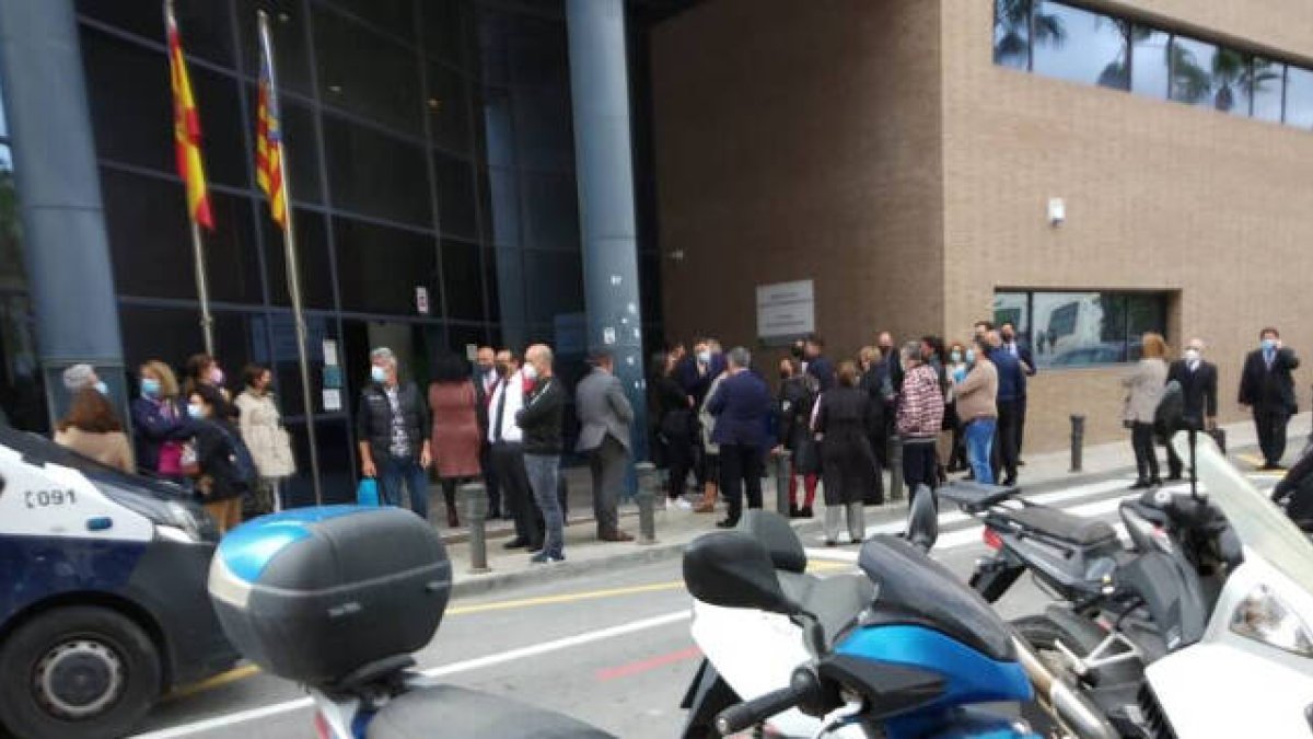 Los trabajadores de los juzgados de Alicante han permnanecido en las puertas del edificio hasta que la policía ha confirmado la falsa alarma