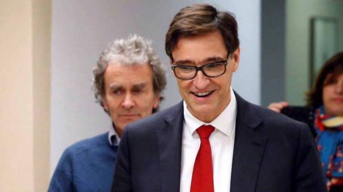 El ministro Illa y Fernando Simón, en una de sus comparecencias en Moncloa.