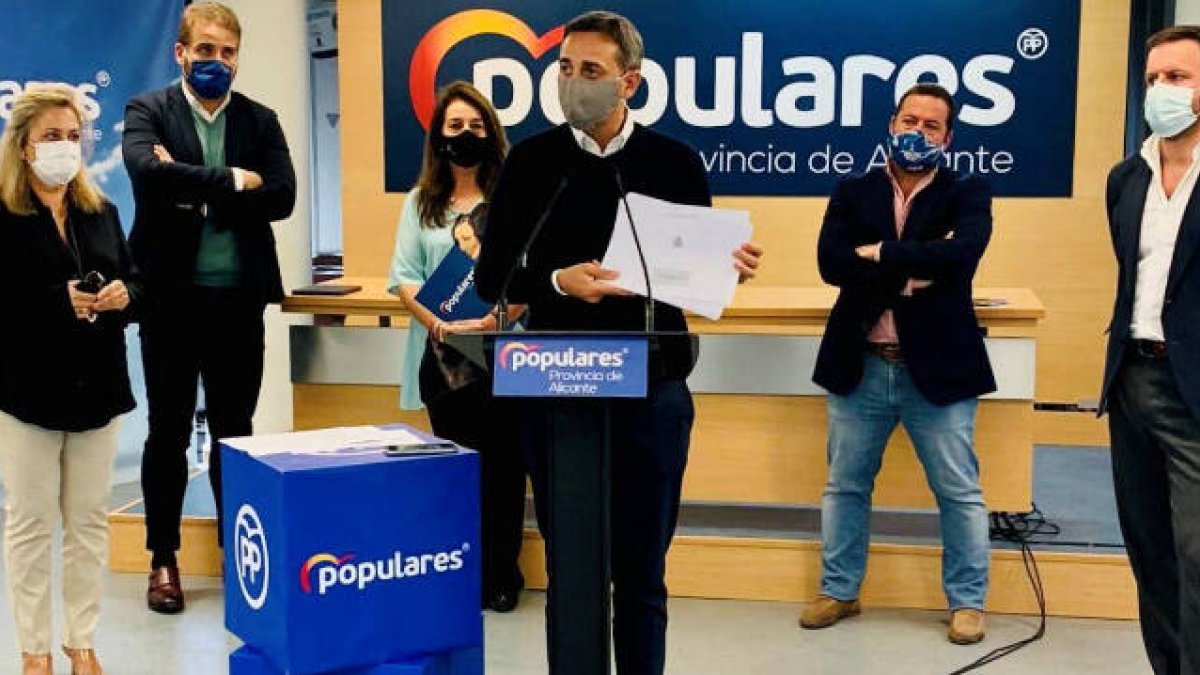 El dipuitado nacional del PP por Alicante, César Sánchez, junto a diputados y senadores alicantinos / FOTO de archivo