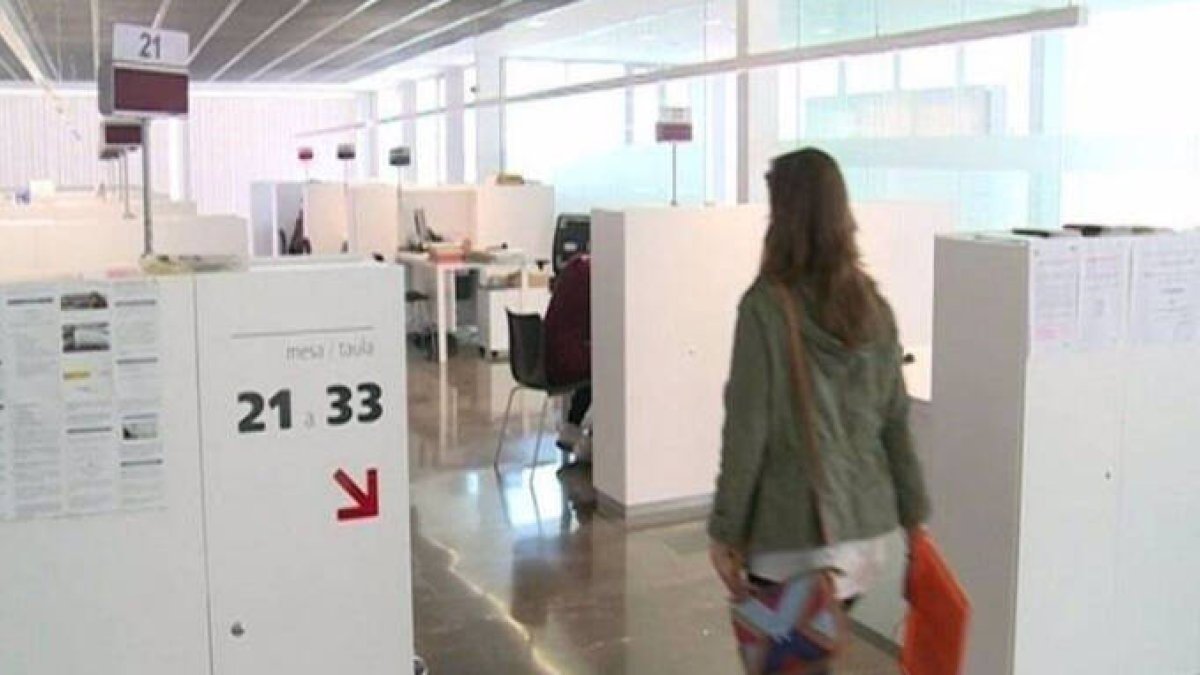 Una mujer en las oficinas de Labora