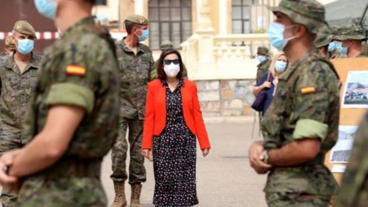 La ministra de Defensa, Margarita Robles, en una visita a un acuartelamiento de las FAS.