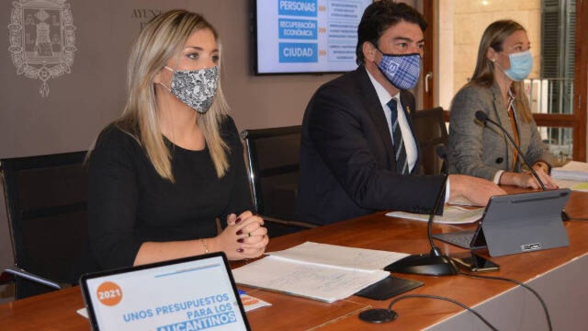 El Alcalde de Alicante, Luis Barcala, acompañado por la vicealcaldesa, Mª Carmen Sánchez, y la concejal de Hacienda, Lidia López