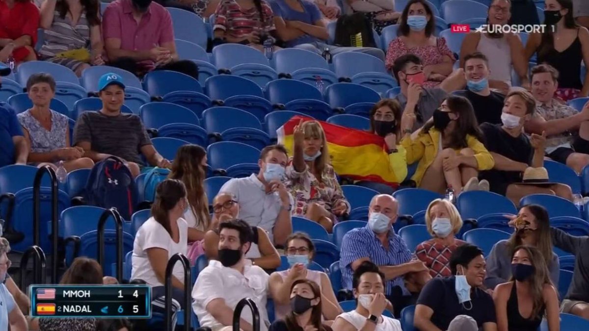 Peineta de una aficionada a Nadal en su partido de segunda ronda en Melbourne.