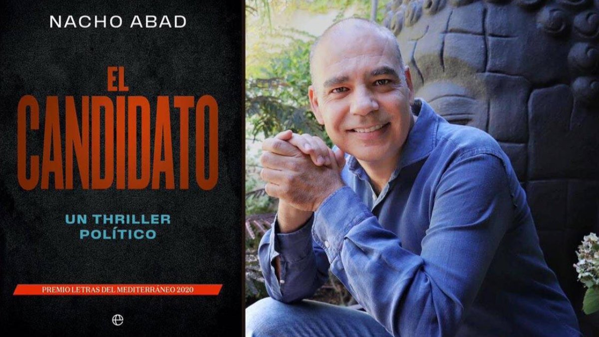 Nacho Abad junto a su tercera novela, en una fotografía de La Esfera de los Libros.