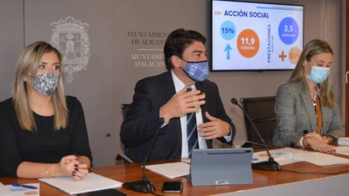 El alcalde, Luis Barcala, junto a la vicealcaldesa, Mª Carmen Sánchez y la concejal de Hacienda, Lidia López durante la presentación de las cuentas hace unas semanas
