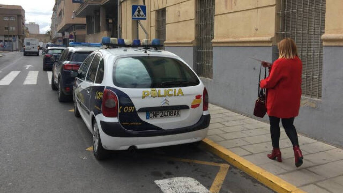 La alcaldesa de Petrer, Irene Navarro, a la salida de la comisaría de Policía