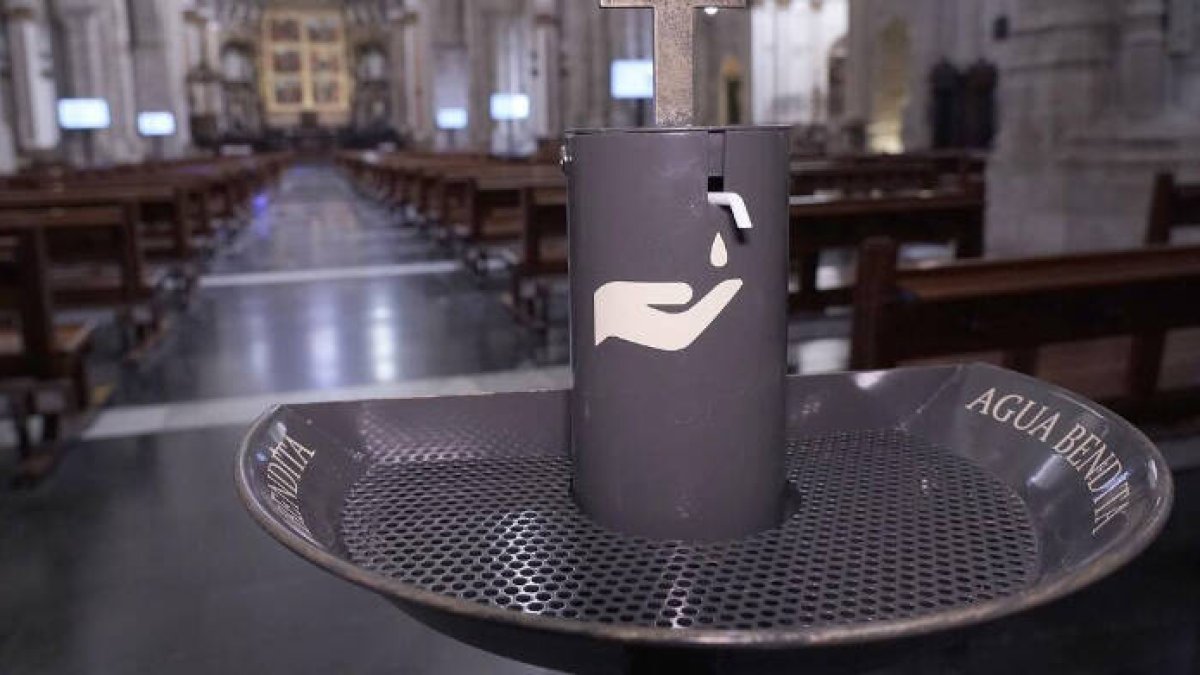 Dispensadores de agua bendita: solución higiénica y sacramental de la Catedral