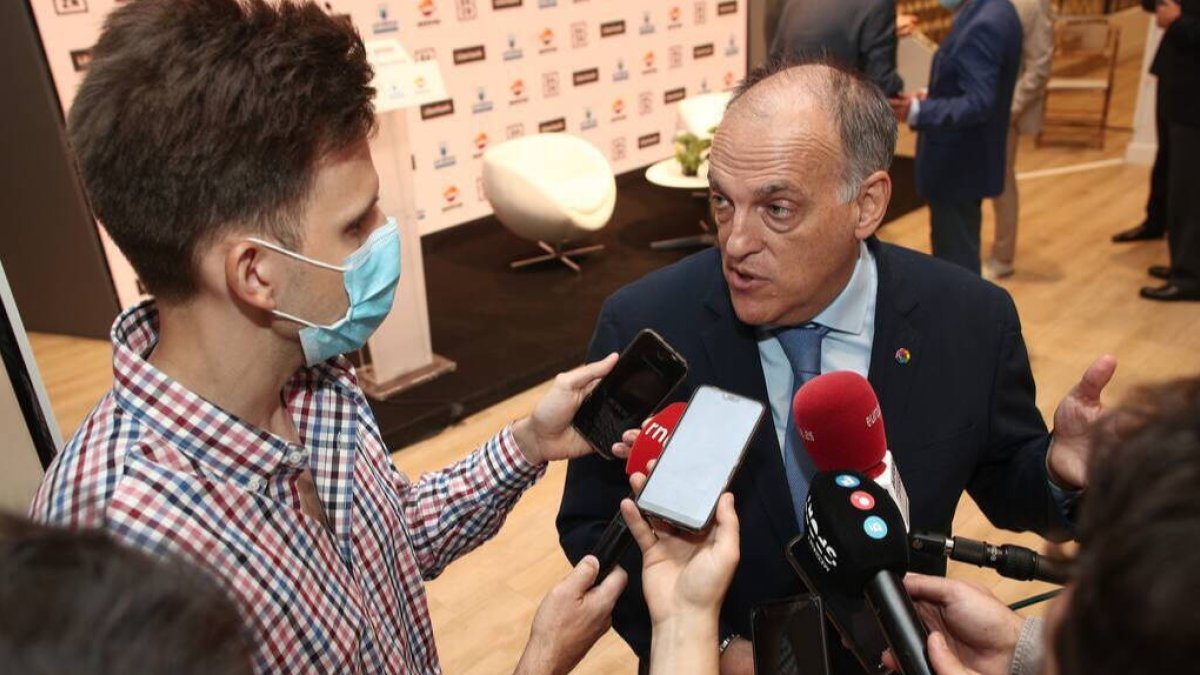 Tebas acusa a Florentino: «Está detrás del apoyo del Barça a la Superliga»