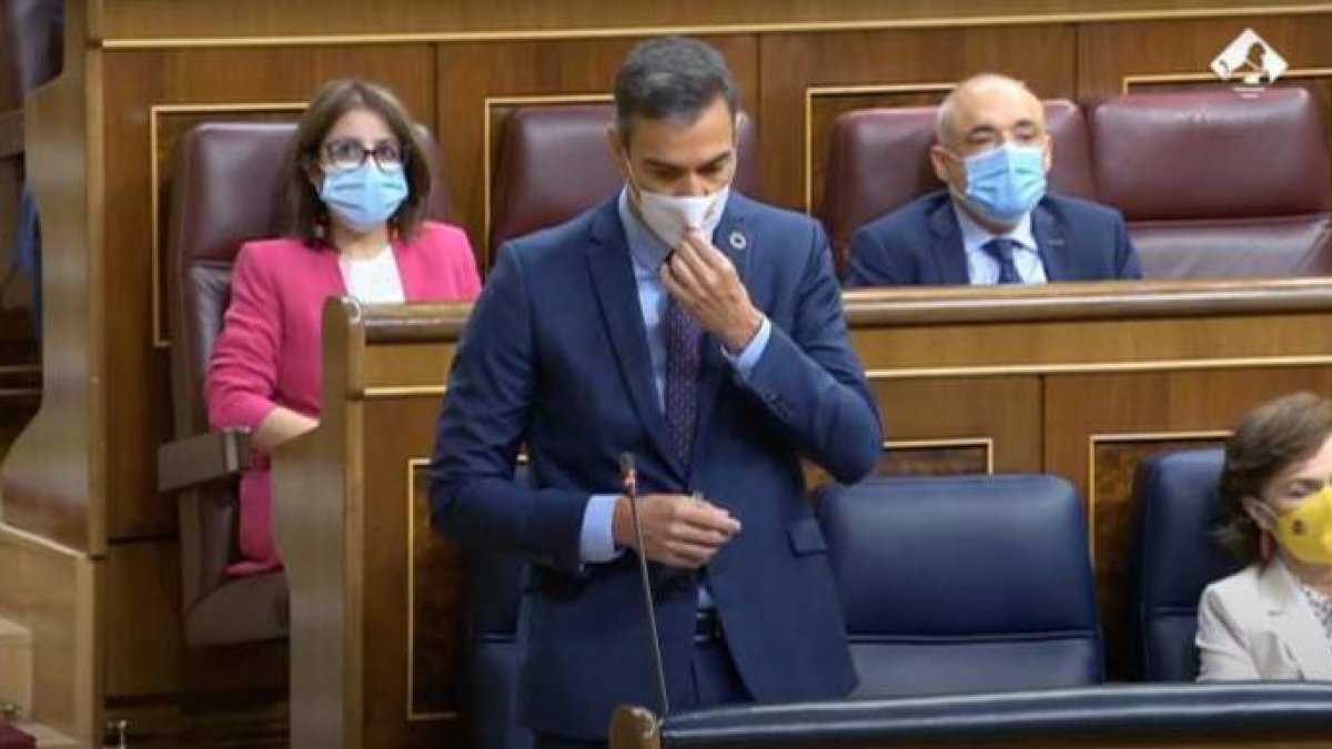 Sánchez se toca la mascarilla en uno de los últimos plenos en el Congreso.