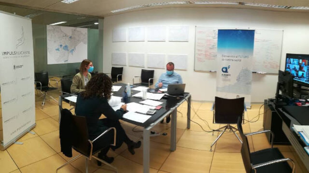 La concejala de Desarrollo Económico, Mª Carmen de España, junto a su equipo en la reunión telemática de la Junta Rectora de la ADL