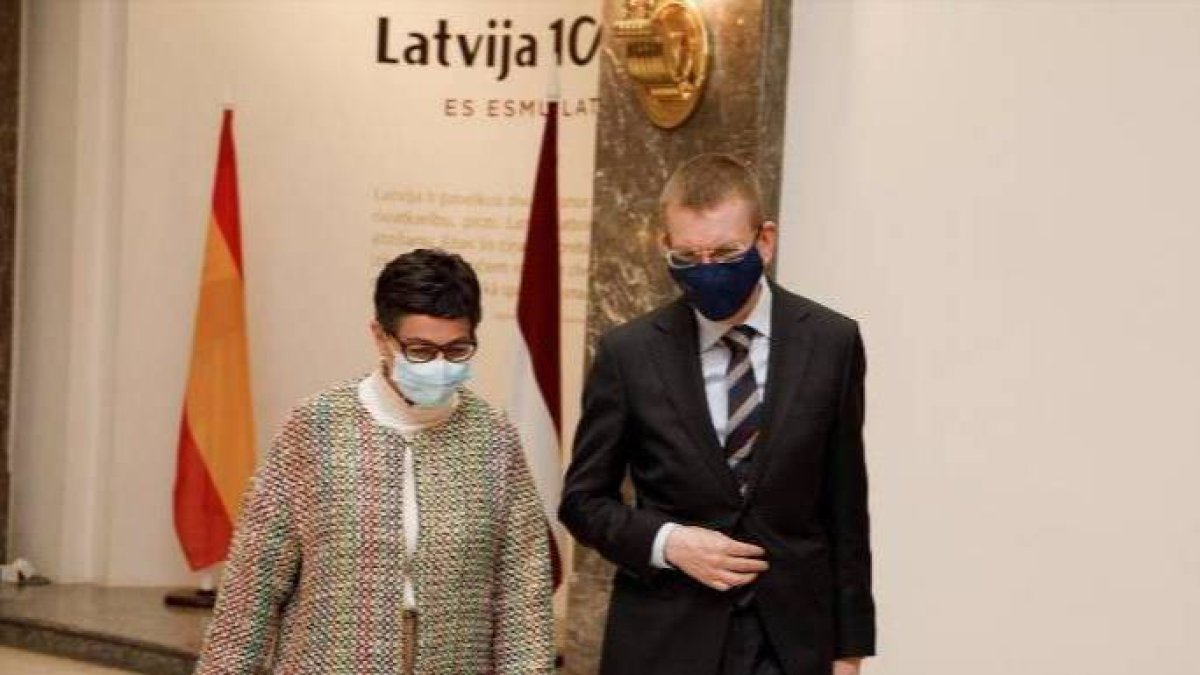 La ministra de Exteriores, este jueves en viaje oficial a Riga.