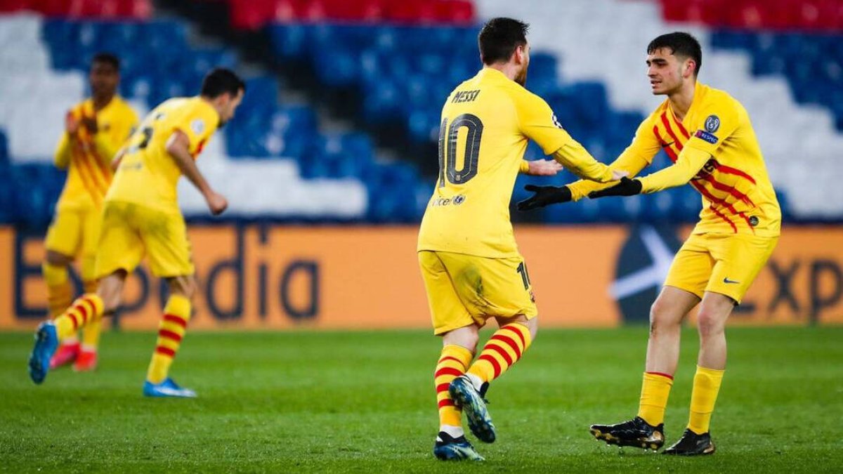 Pedri, felicitando a Messi por su gol en París.