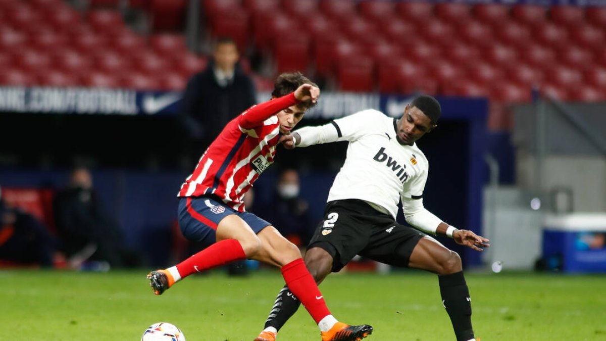 Joao Félix regatea a Rui Correia, en un momento de la victoria del Atleti ante el Valencia.