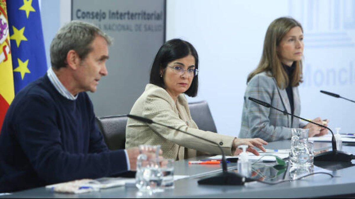 El director del CCAES, Fernando Simón; la ministra de Sanidad, Carolina Darias; y la directora de la Agencia Española del Medicamento, María Jesús Lamas / R.Rubio.POOL / Europa Press