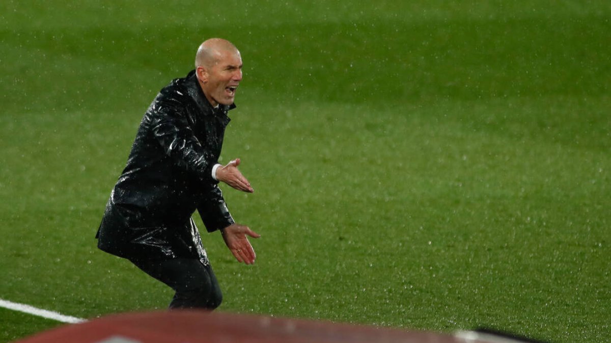 Zidane, dando instrucciones a sus jugadores en el clásico ante el Barcelona.