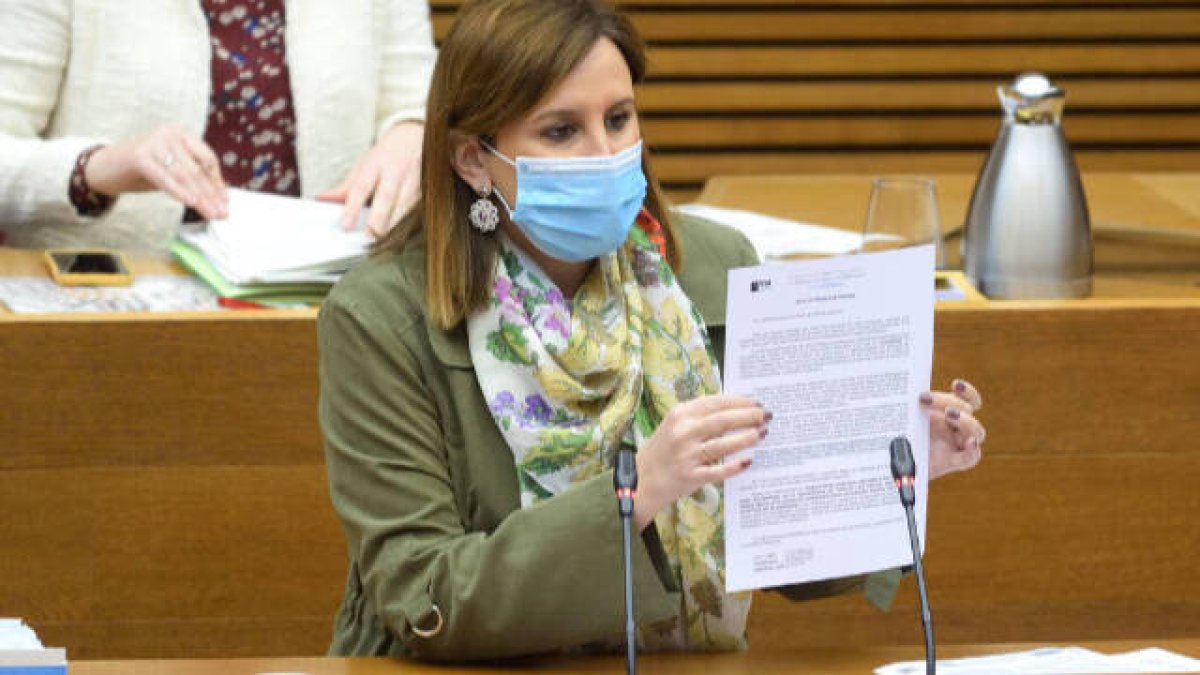 Catalá, con un pañuelo de seda espolín, pendientes de orfebrería y el comunicado de Piroval