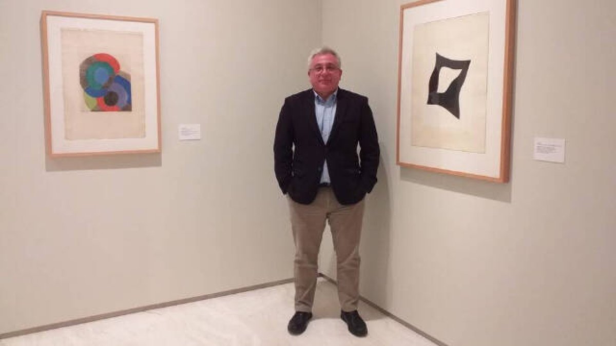 El concejal de Cultura, Antonio Manresa, en una de las exposiciones del MACA
