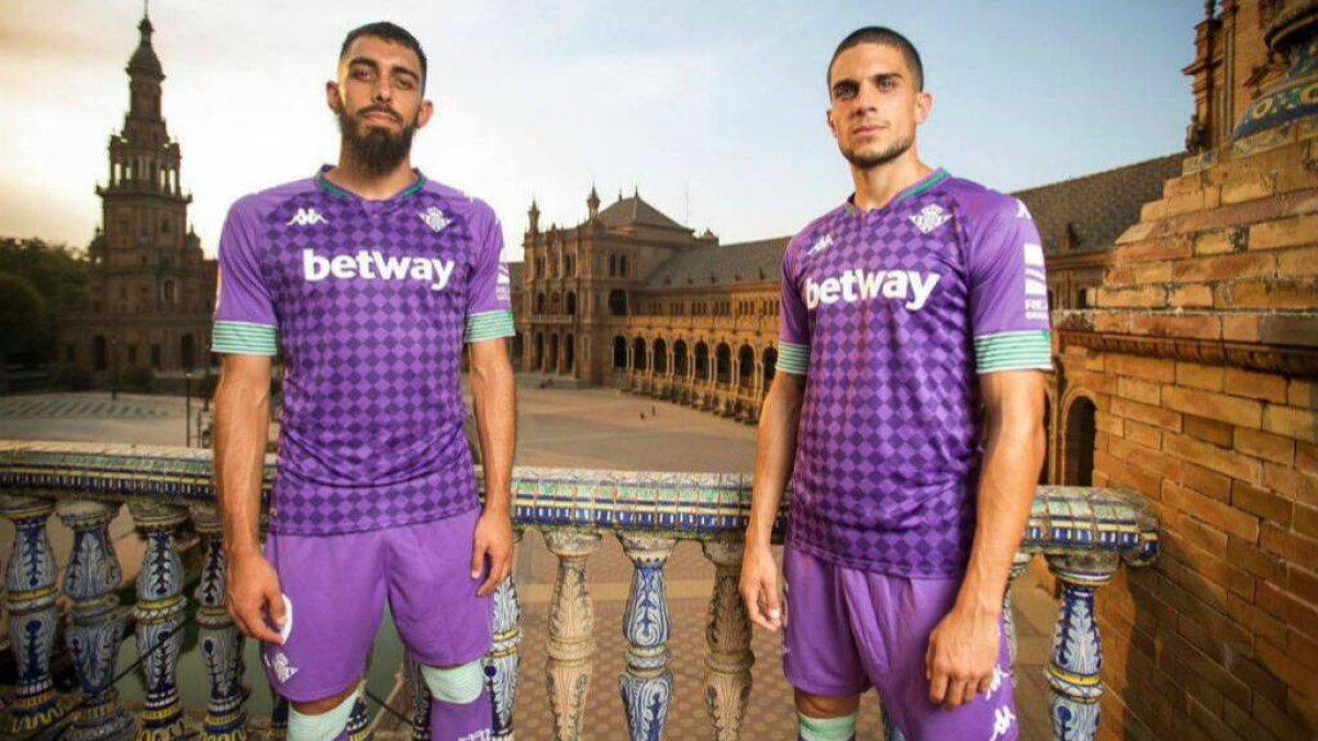Borja Iglesias y Marc Bartra posan con la tercera equipación del Real Betis.