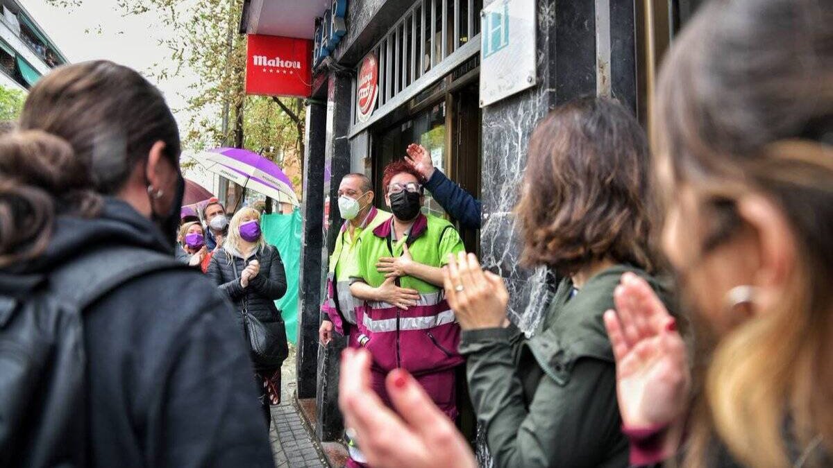 Vanesa salía de un bar de Entrevías cuando se topó con Iglesias, afirma.