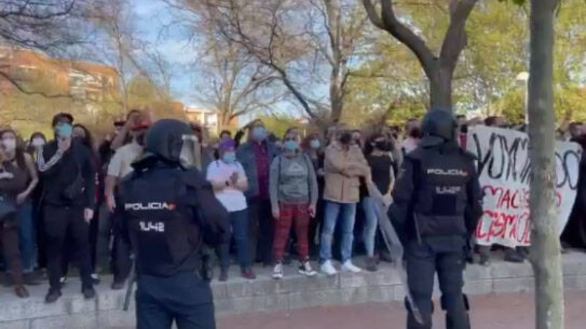 Decenas de vallecanos se agolparon tras el cordón policial.