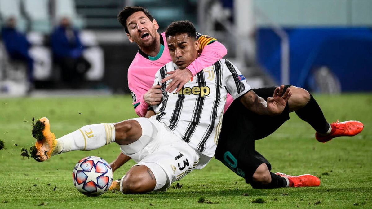 Danilo, con la camiseta de la Juventus, disputando un balón con Messi en el partido de la Champions.
