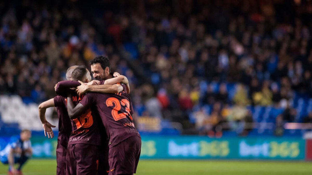 Sergio Busquets y Jordi Alba, entre otros compañeros, celebrando uno de los goles del Barcelona.