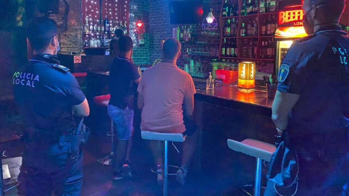 La Policía Local vigila que se cumplan el toque de queda y las medidas de seguridad en la hostelería / FOTO: de archivo