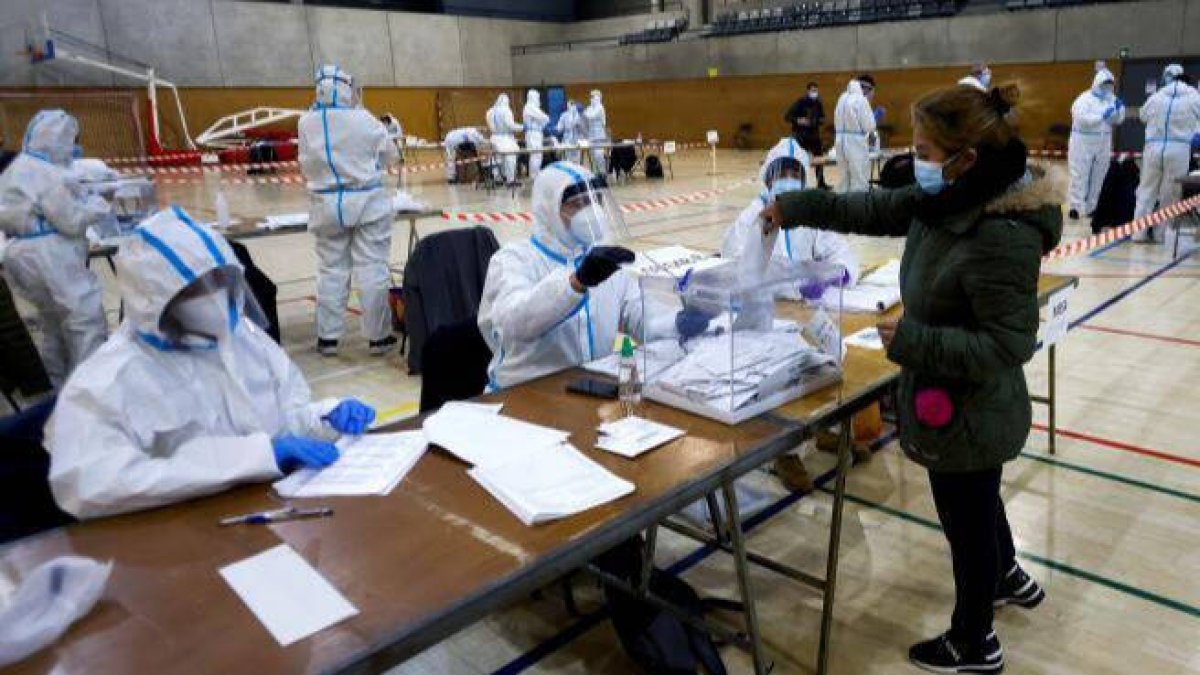 Los miembros de una mesa electoral con los EPIs.
