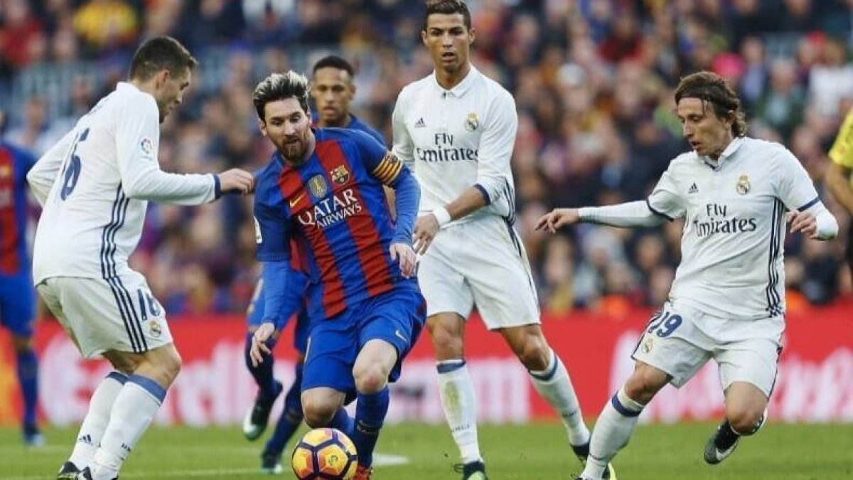 Imagen de archivo de uno de los innumerables encuentros que enfrentaron a Messi y a Cristiano en LaLiga.