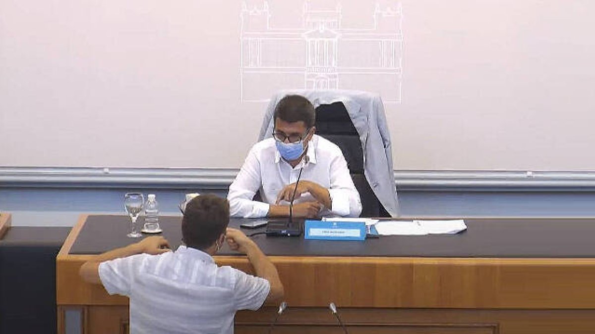 Momento en el que el diputado de Compromís entregaba el libro al presidente Mazón