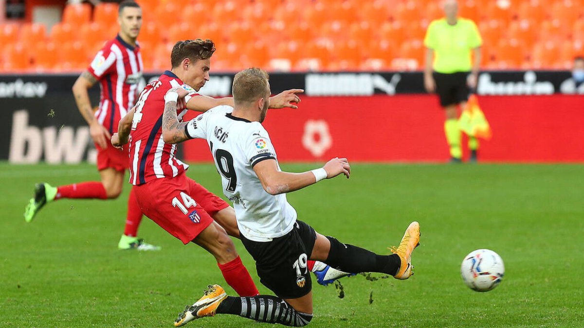 Marcos Llorente, disparando ante la meta valencianista.