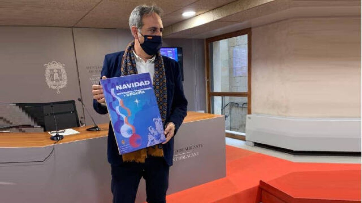 Manolo Jiménez, concejal de Fiestas, durante la presentación de las actividades navideñas