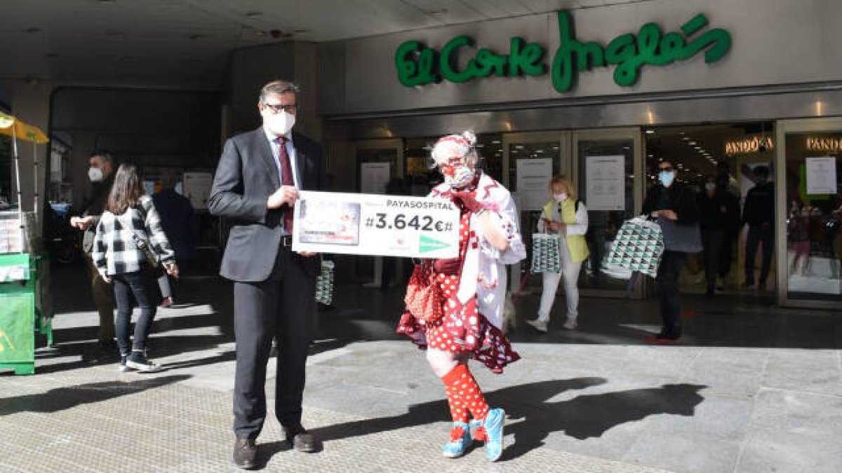La 'Gobernanta Cataplasta' recibió el cheque de manos de Pau Pérez Rico, director regional de Comunicación y Relaciones Institucionales de El Corte Inglés