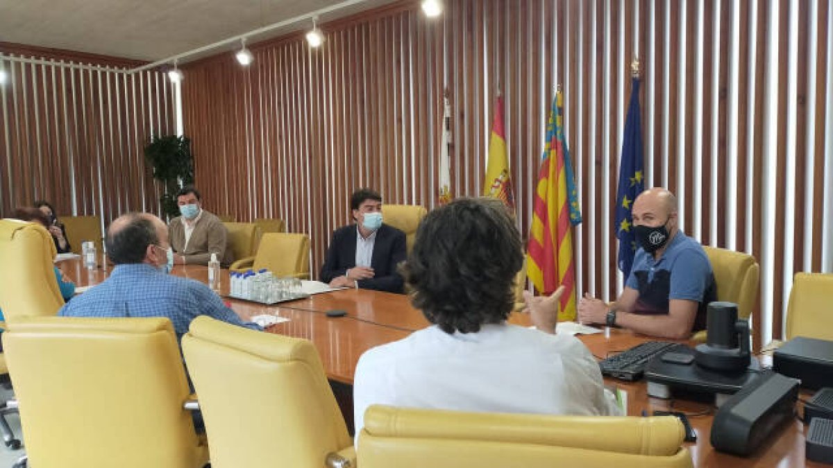 El alcalde de Alicante durante la reunión con los comerciantes de la Explanada