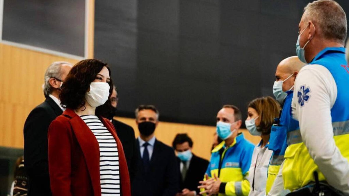Isabel Díaz Ayuso, visitando al personal del 112